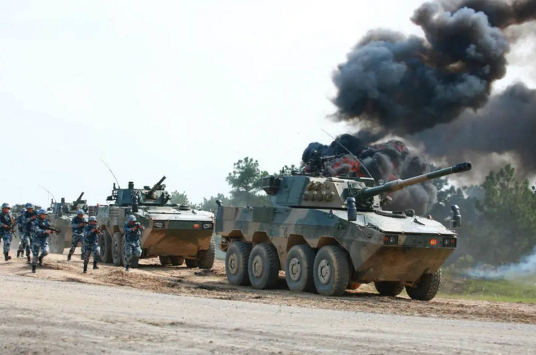 蓝军主帅亮剑,训话球员全力冲刺 蓝军主帅亮剑,训话球员全力冲刺