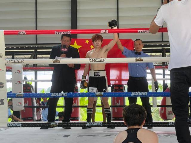 泰国选手充满活力，赢得拳击比赛胜利