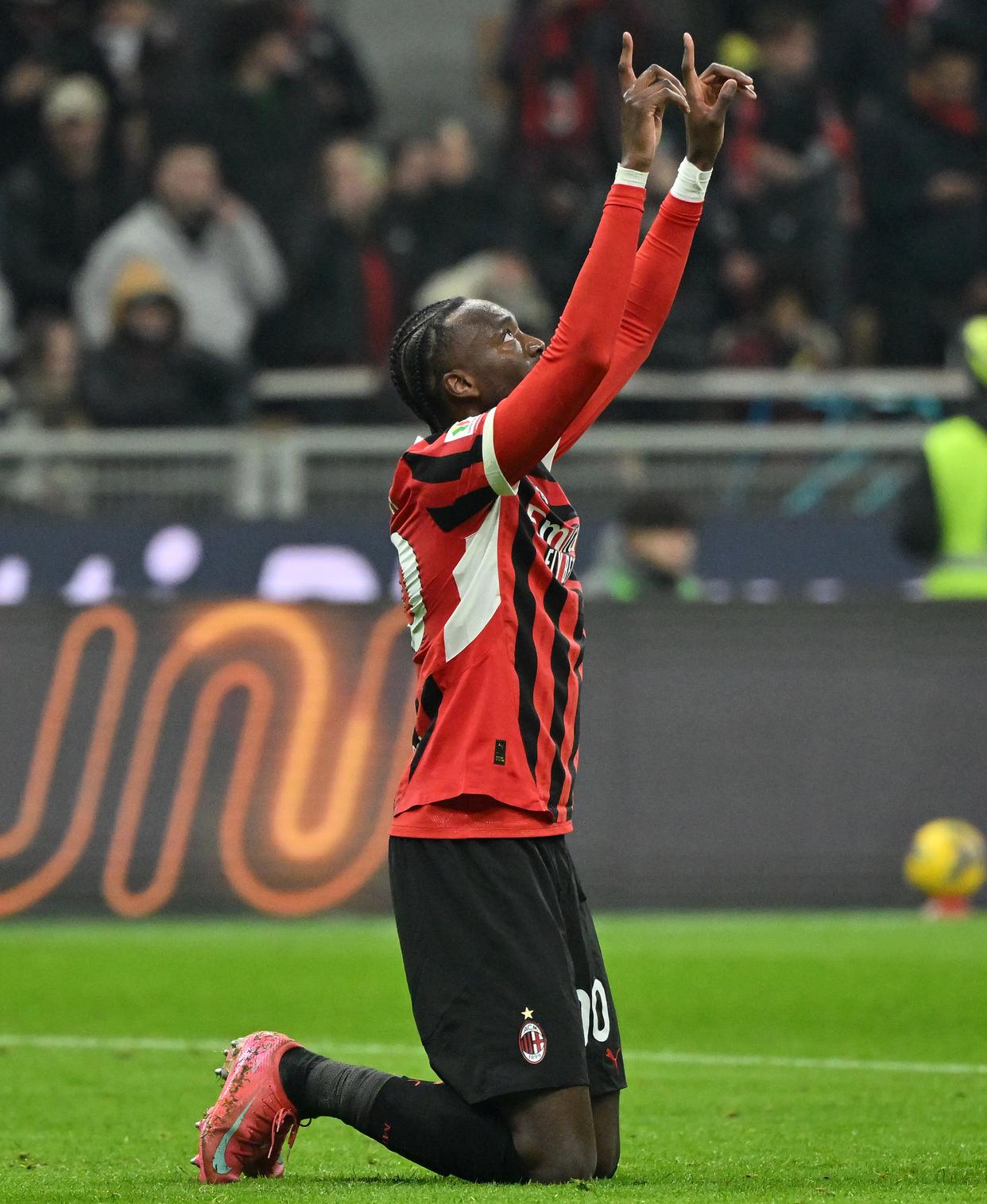 狂热球迷疯狂庆祝，意大利足球再兴盛的简单介绍