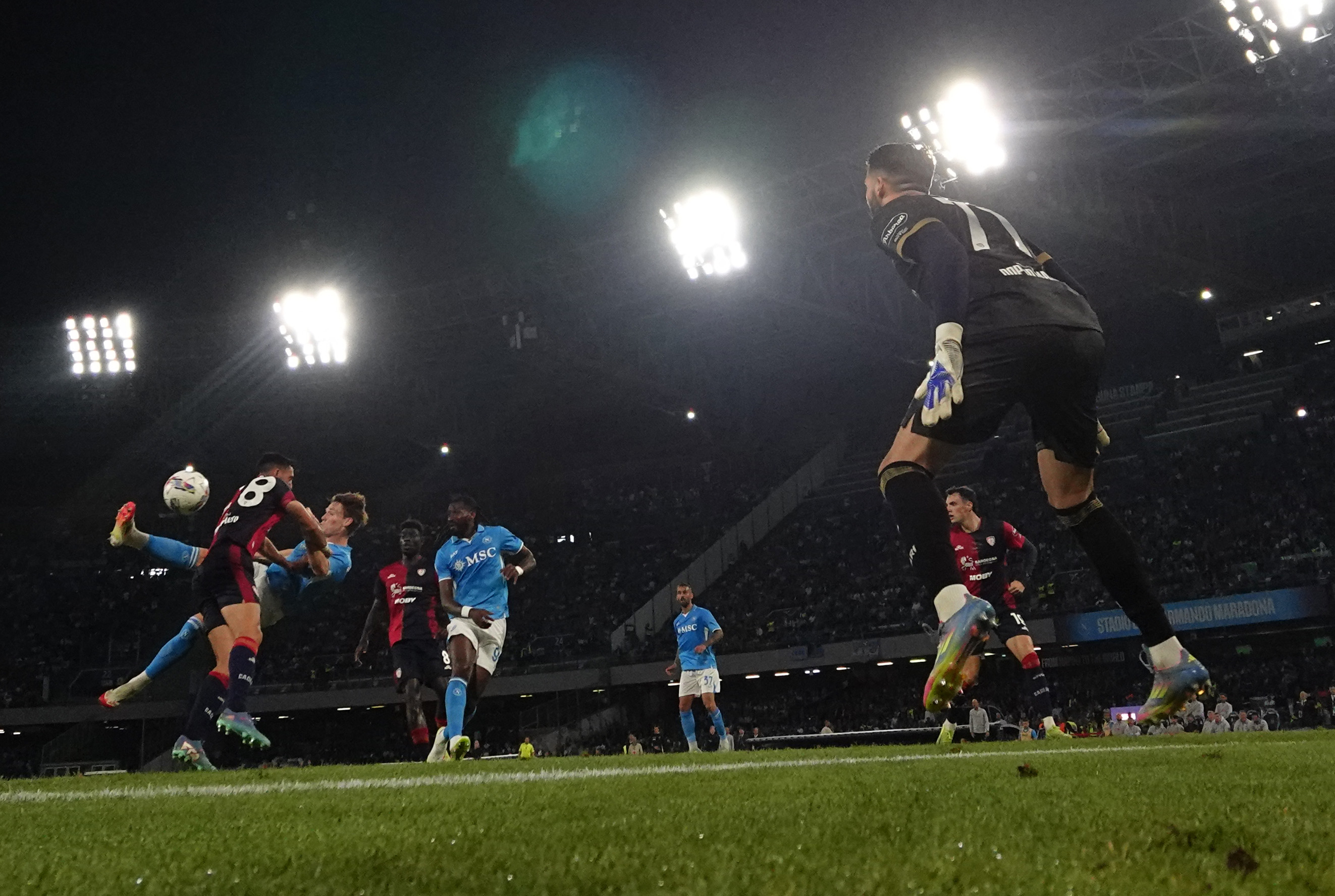 关于那不勒斯球员表现出色，助球队升至积分榜首的信息