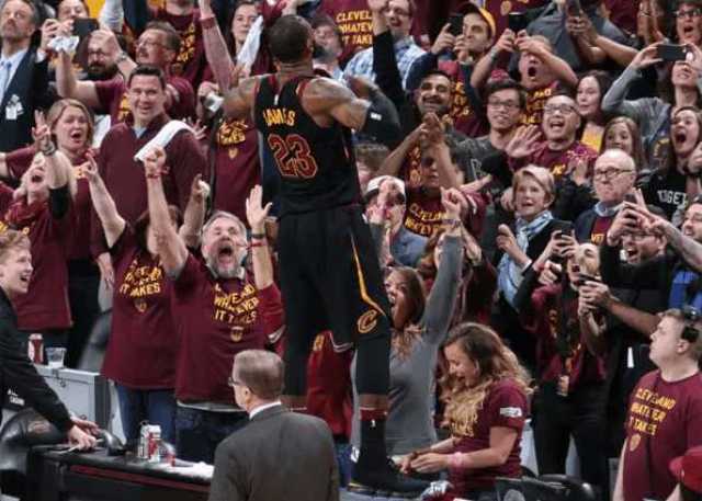 罗马球迷狂欢庆祝胜利，守土之战取得关键胜利