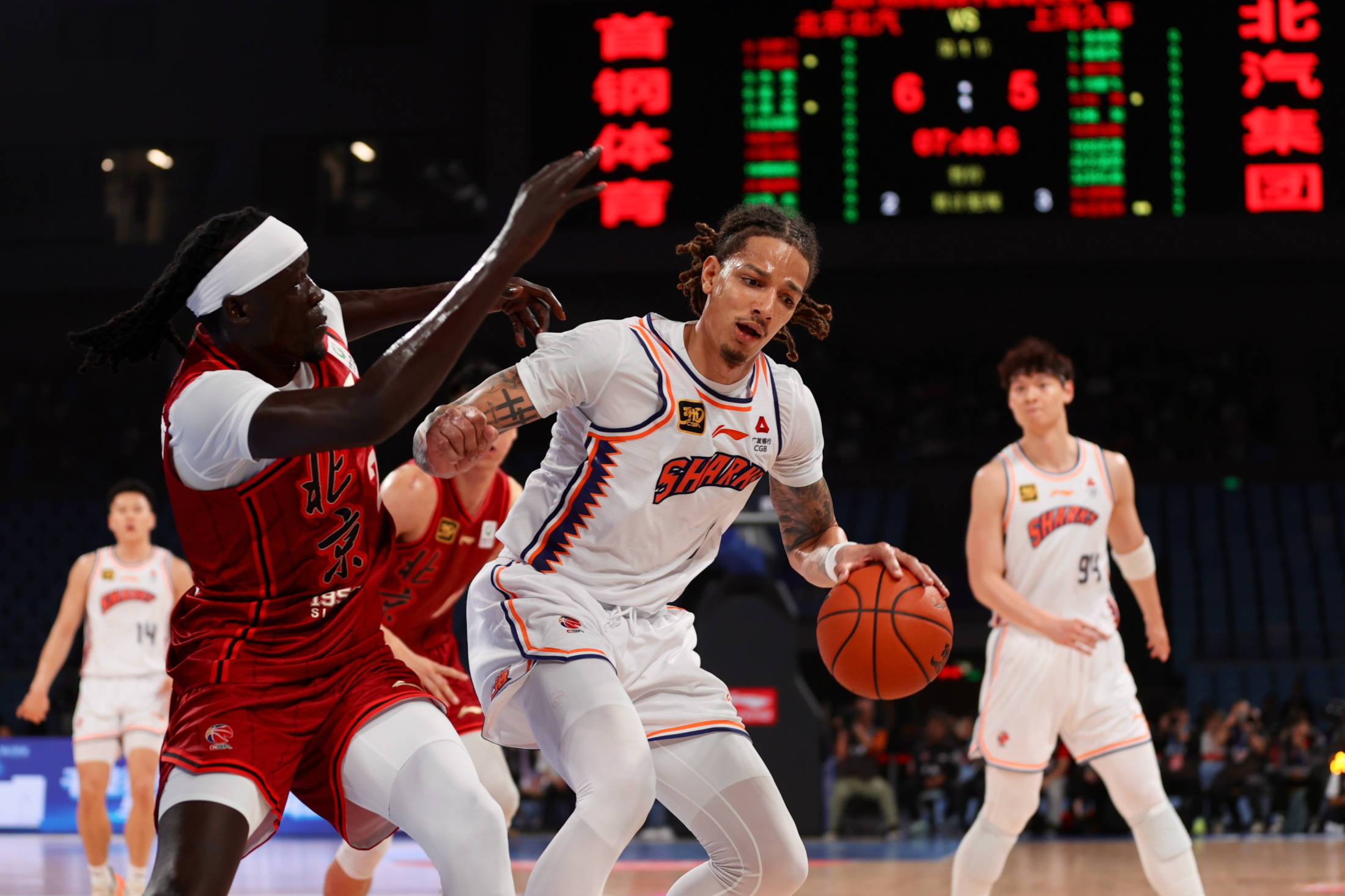 雄鹿队后卫再度闪耀球场，领军取胜