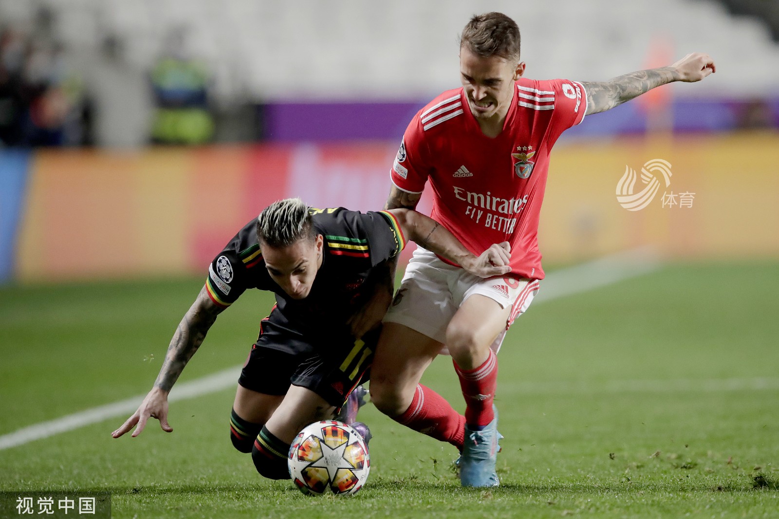 阿贾克斯惜败，萨布佩角球定胜负