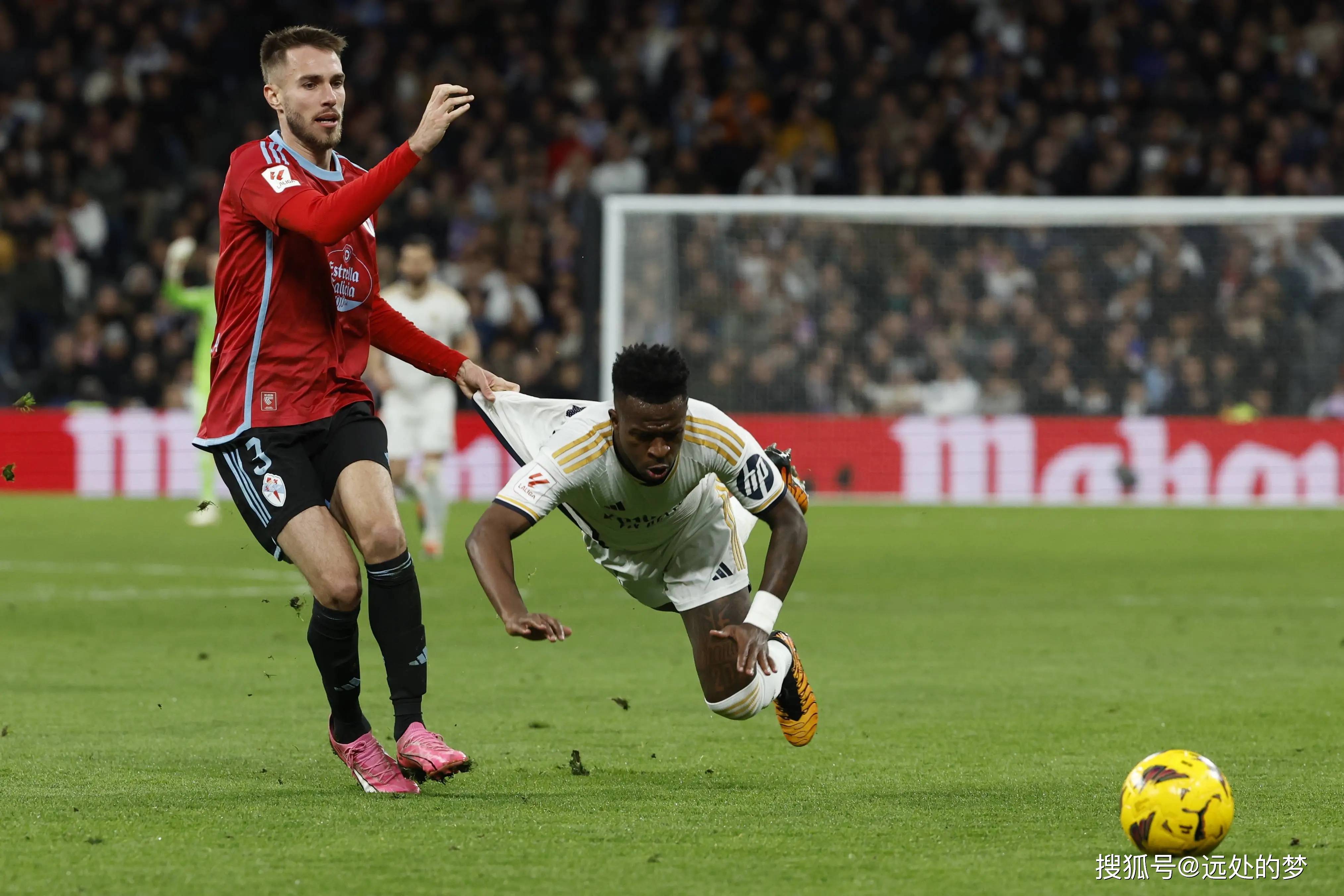 阿贾克斯惜败，萨布佩角球定胜负