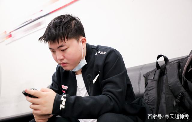 KT力克BRO，Chovy极限生还后反打峡谷大战全球总决赛，让粉丝疯狂欢呼