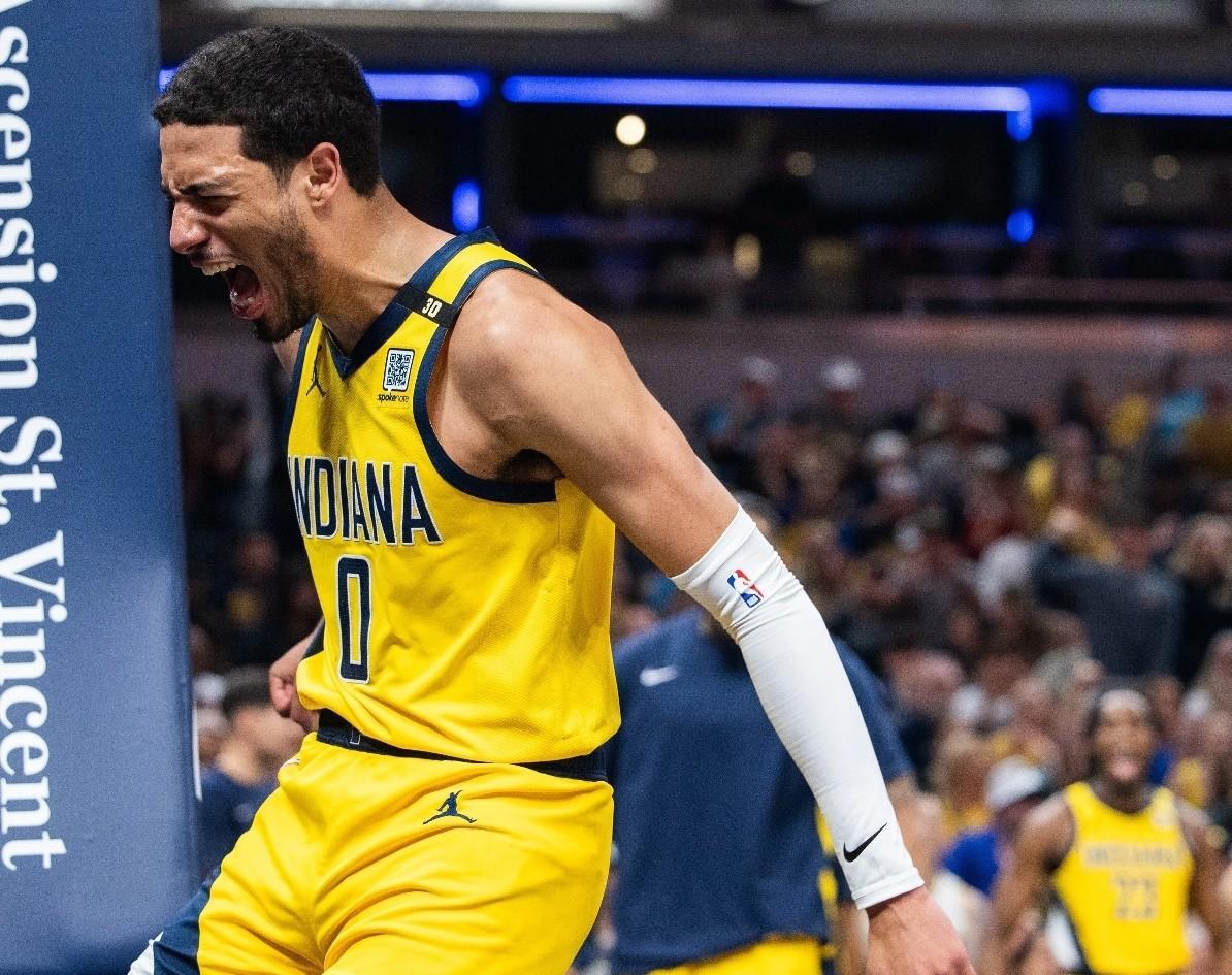 爵士客场逆转骑士，全队表现出色