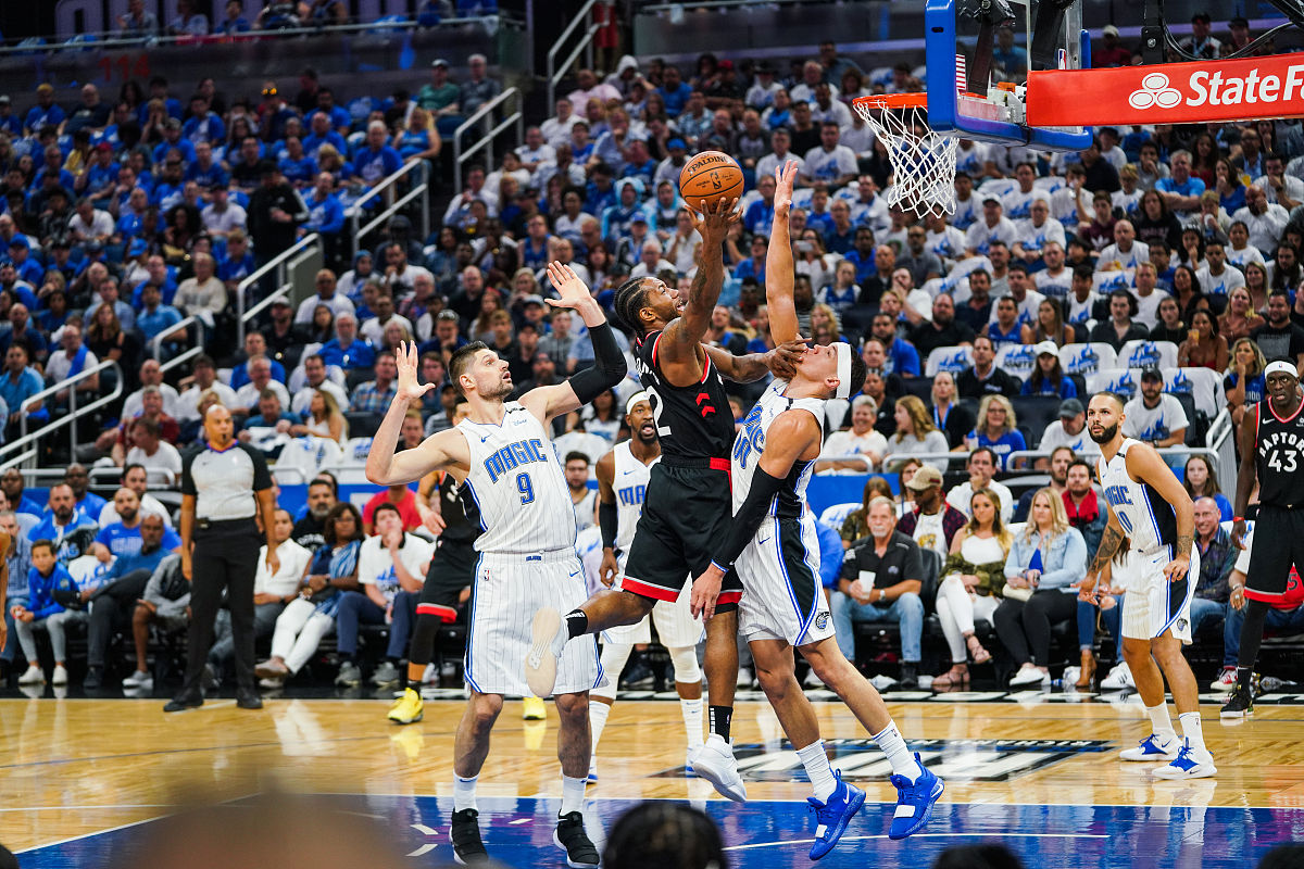 热辣篮球对决，双方球员各显神通拼尽全力！