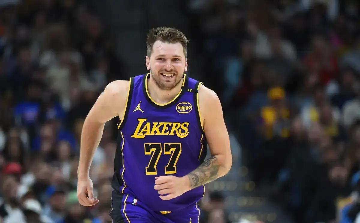 包含雄鹿签下后卫雷吉-杰克逊，加强防守端的词条