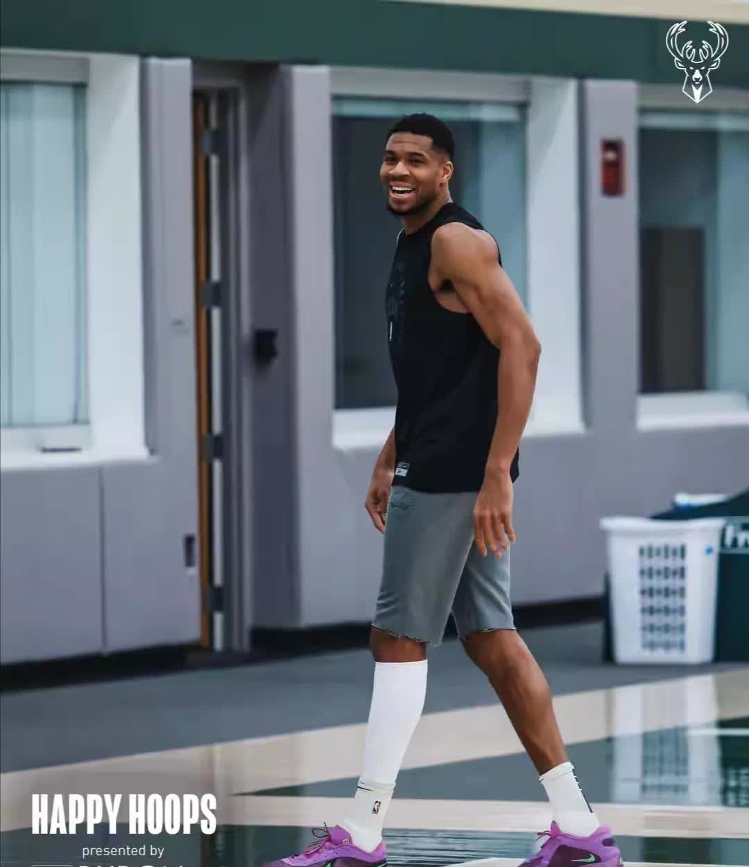 雄鹿队继续强势，战胜快船队