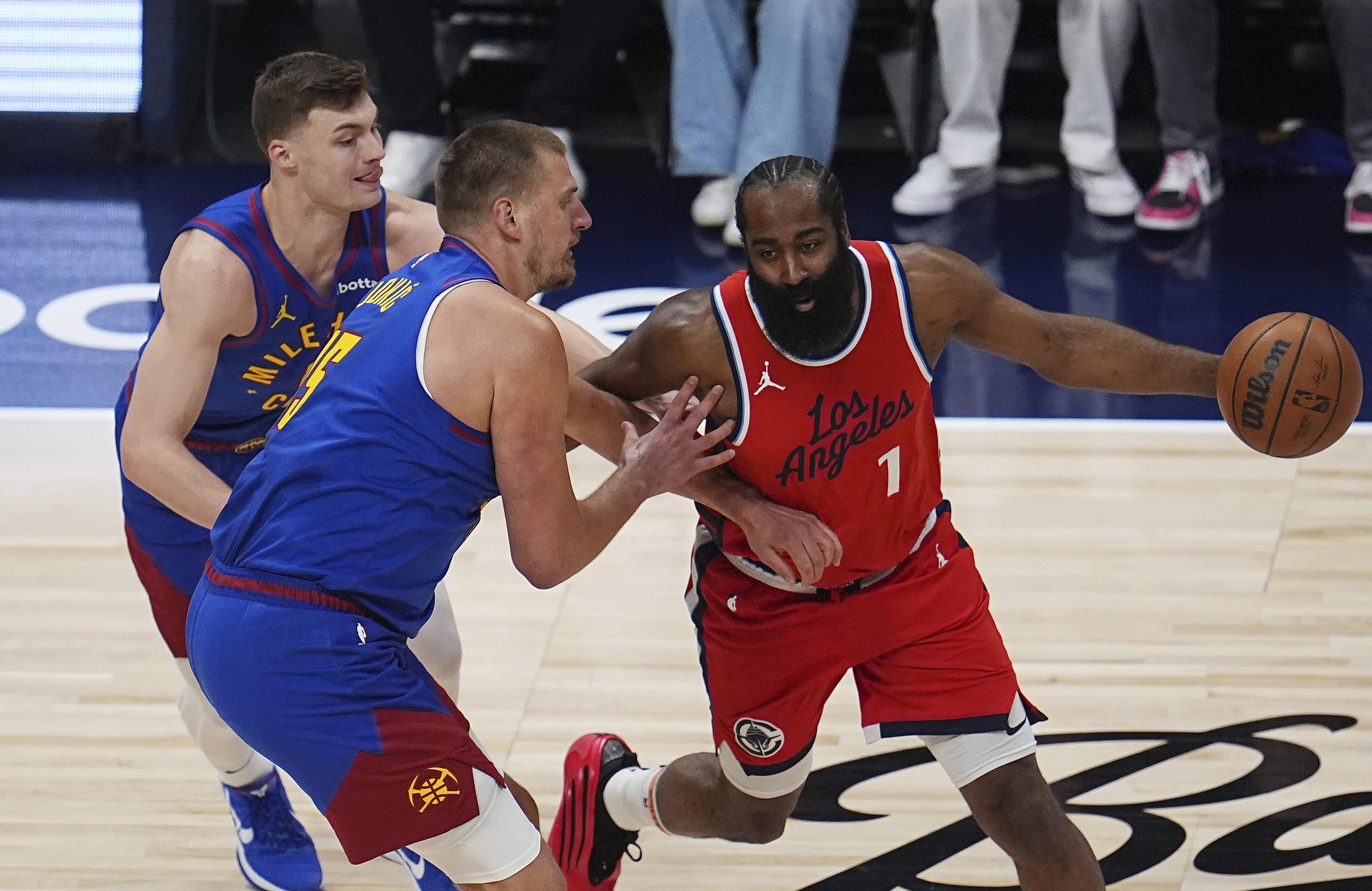 雄鹿主场不敌独行侠，遭遇两连败的简单介绍