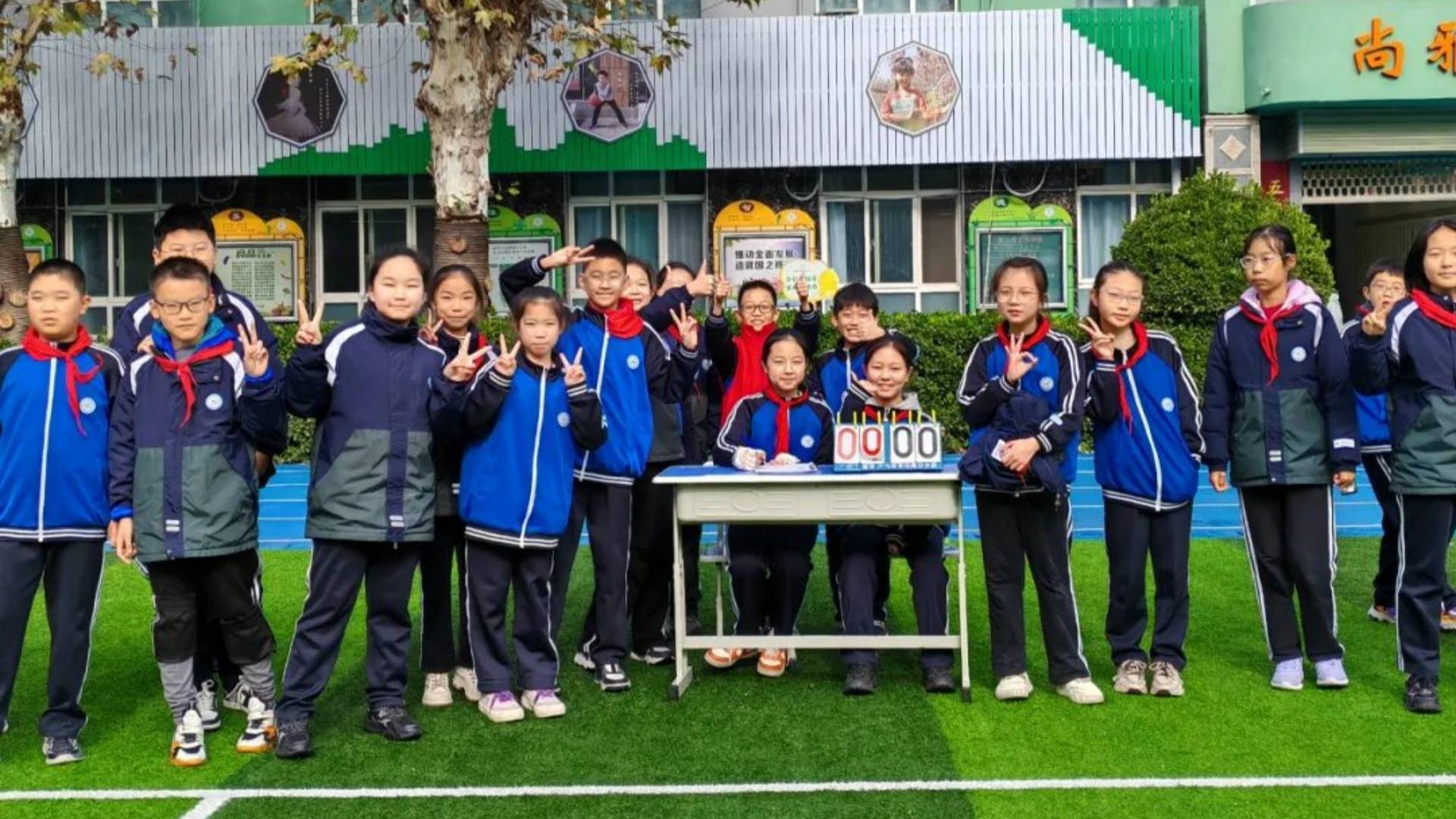 足球比赛险胜情节扣人心弦,球迷欢呼雀跃 足球比赛险胜情节扣人心弦,球迷欢呼雀跃